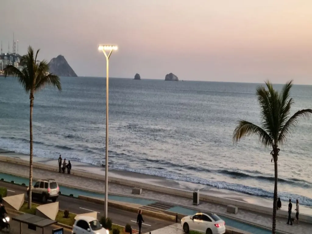 Condo de 2 recámaras en el malecón. - Foto 1