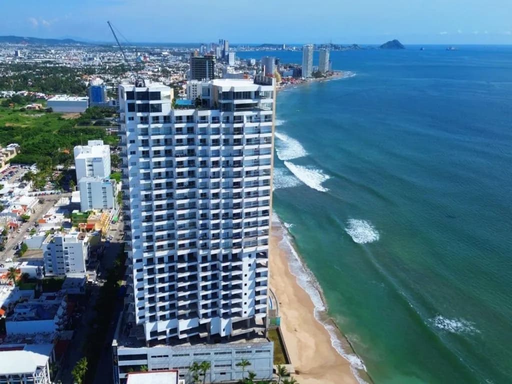 Moderno Condominio de 2 Recámaras con Vista al Mar y Amenidades de Lujo - Foto 1